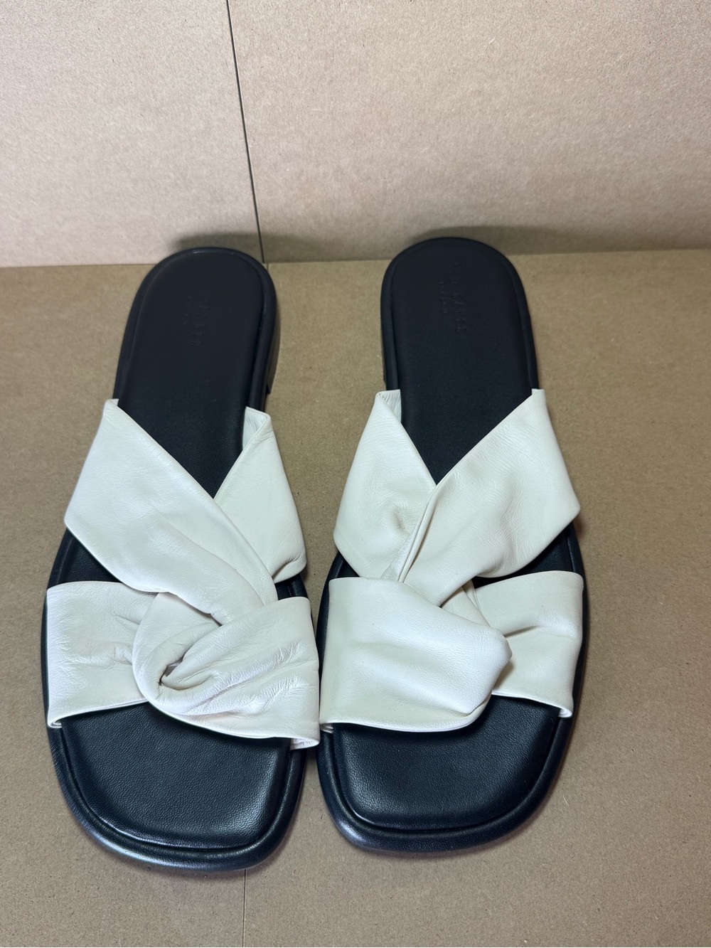 Ted Baker London Pebba Soft White Flat Leather Knotted Sandals Size US 9 NWT